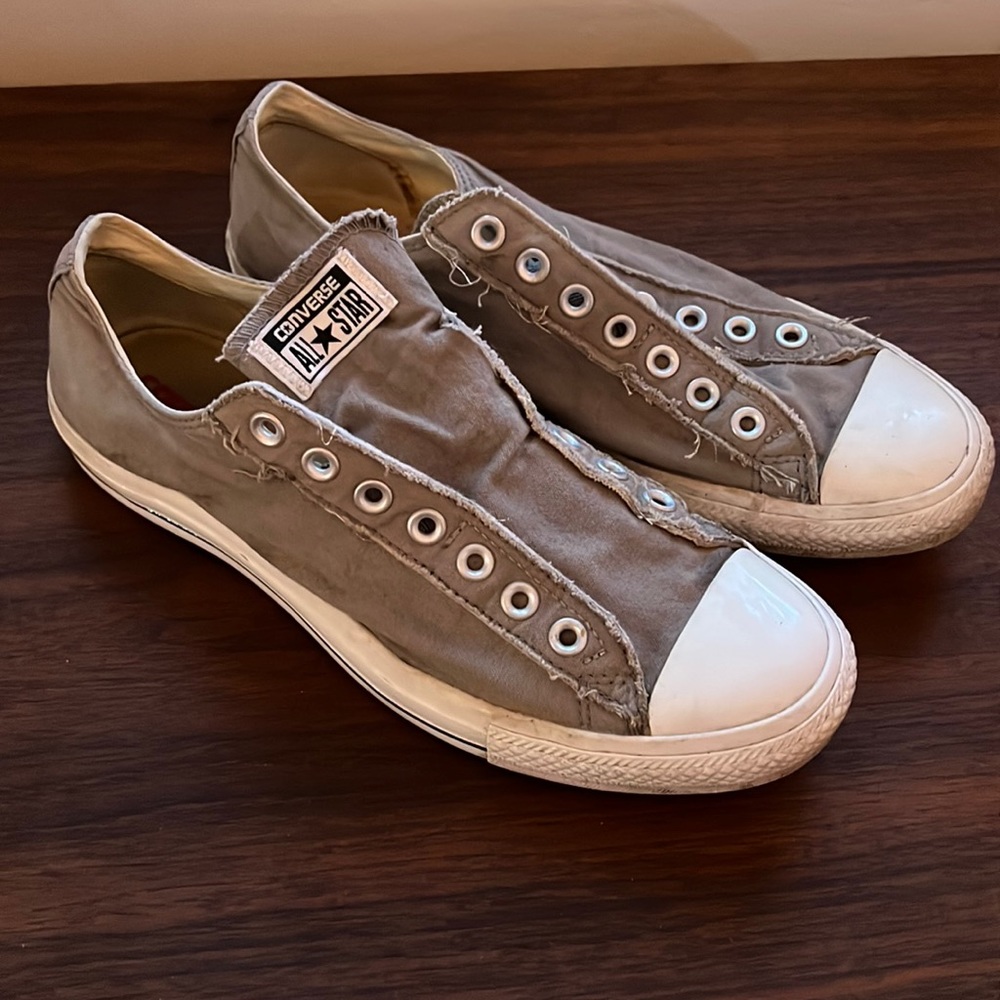 Unisex converse grey casual shoes size 9.5 men, 11.5 women.